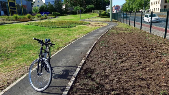Vor der Radwelt ist das ganze Ausma&szlig; der Zerst&ouml;rung zu sehen: rechts der kaputte (ehemalige) Rasen, links ist er noch ein wenig gr&uuml;n und hat noch eine Chance. - &copy; Kurt Ehmke