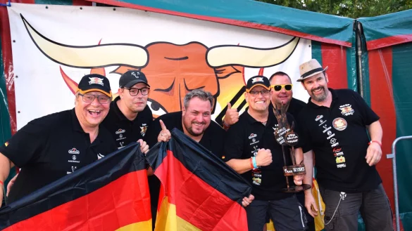 Sven Schurig (links) gewann mit seinen f&uuml;nf Mitstreitern in der Kategorie "Dessert" bei der Barbecue-Team-Weltmeisterschaft im belgischen Torhout den WM-Titel hat. - &copy; Grillwerkstatt Schurig