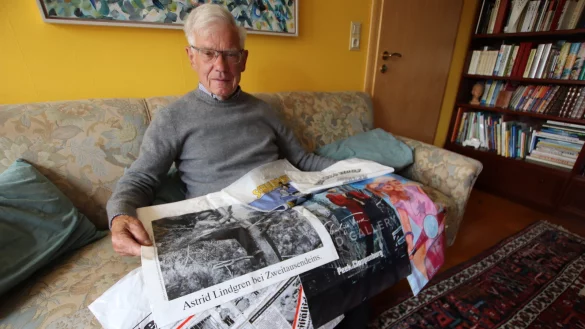 Dieter Luchs und einige ausgew&auml;hlte St&uuml;cke: Die Plastikt&uuml;te von Zweitausendeins, die zeigt, wie Astrid Lindgren einen Baum hinaufklettert und andere Rarit&auml;ten. - &copy; Sabine Kubendorff