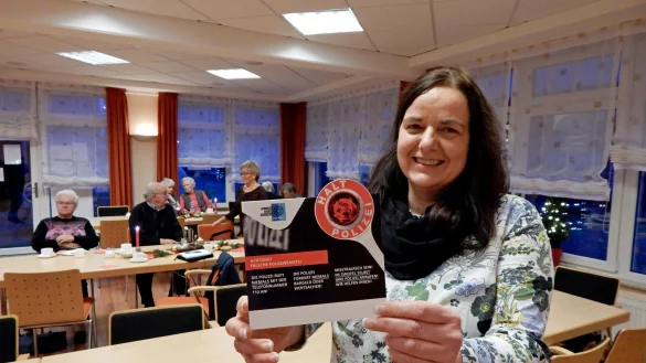 Kriminalhauptkommissarin Annette Kukkuk informierte im AWO-Kaffeestübchen über Tricks, mit denen Betrüger versuchen, an das Geld vornehmlich älterer Personen zu kommen. - © Gunter Held