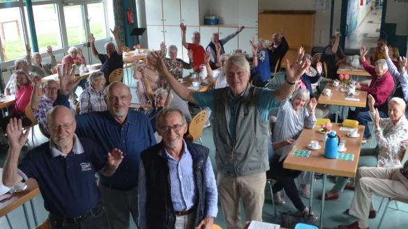 Freude &uuml;ber Neustart: Drei Dutzend Macher und Mitmacher des Netzwerkes Leopoldsh&ouml;he trafen sich am Samstag zum ersten Netzwerkfr&uuml;hst&uuml;ck seit 17 Monaten. Alfred Pietzner (vorne, v.l.). Gerd Wolter, Friedrich Br&uuml;ntrup und Detlev Gadow hatten dazu eingeladen. - &copy; Sibylle Kemna