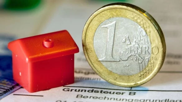 Wer in Deutschland ein Grundst&uuml;ck besitzt, muss daf&uuml;r blechen. F&uuml;r viele d&uuml;rfte es ab Januar 2025 teurer werden. Doch wie funktioniert das ganze System eigentlich? - &copy; Jens B&uuml;ttner/dpa