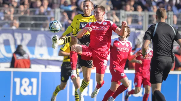 Marius W&ouml;rl (r.) machte gegen den BVB II ein starkes Spiel und erzielte sein erstes Kopfballtor als Profi. - &copy; Oliver Krato