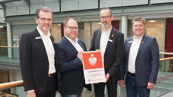 Klaus Dr&uuml;cker (links), Vorsitzender des Vorstandes der Sparkasse Lemgo, Hagen Eberhardt (rechts), Mitglied des Vorstandes der Sparkasse Lemgo, und der Personalratsvorsitzende Dirk-Walter R&ouml;the (Zweiter von rechts) &uuml;berreichten Hans Joachim Hensen, Vorstand Leuchtturm e.V., die Spende f&uuml;r die Unterst&uuml;tzung der trauernden Kinder und Jugendlichen. - &copy; Verein Leuchtturm