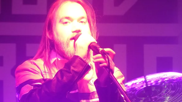 Im Lila-Lichtkegel von Dalborn: S&auml;nger Maddy von "Good Fortune". - &copy; Axel B&uuml;rger