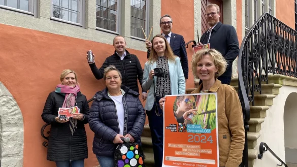 Sind stolz auf das diesj&auml;hrige Programm: B&uuml;rgermeister Markus Baier (hinten, von links), B&uuml;rgermeister Friso Veldink, B&uuml;rgermeister Mario Hecker (Mitte, von links), Lysann Rehberg, Leiterin Gesch&auml;ftsbereich Kultur und Tourismus Lemgo, Corinna Will von der Gemeinde Kalletal (vorne, von links), Anke Pflesser von der Gemeinde D&ouml;rentrup und Ingrid Krah von der Stadt Lemgo. - &copy; Josephine Leweling