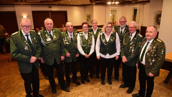 Die Bef&ouml;rderten und Gew&auml;hlten v.l.: Burkard R&uuml;ther (Kassierer), Ralf Klockenk&auml;mper (stellv. Oberst und Pressewart), Michael Gebel (Sportleiter), Angelika Westphal (Jugendwartin), Toni Pl&ouml;ger (bef&ouml;rdert zum Oberstleutnant), Tini Sch&ouml;ning (Kassiererin und bef&ouml;rdert zum Leutnant), Friedhelm Pl&ouml;ger (Vorsitzender), Herbert Hohmeier (Oberst), Peter Richter (Schriftf&uuml;hrer) - &copy; Nicole Ellerbrake
