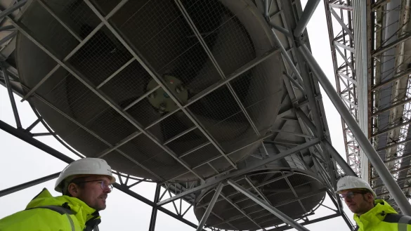 Gro&szlig;e Luft-Kondensatoren kondensieren derzeit beim B+T-Heizkraftwerk in Horn den Abdampf, so dass er als Wasser wieder dem Kreislauf zugef&uuml;hrt werden kann. W&uuml;rden die Stadtwerke Detmold in einen Wasser-Dampf-W&auml;rmetauscher und eine gro&szlig;e W&auml;rmepumpe investieren und diese in den Fernw&auml;rme-R&uuml;cklauf aus Detmold
einbinden, lie&szlig;e sich diese bis zu 50 Grad hei&szlig;e Abdampf-Energie noch nutzen. - &copy; Jost Wolf