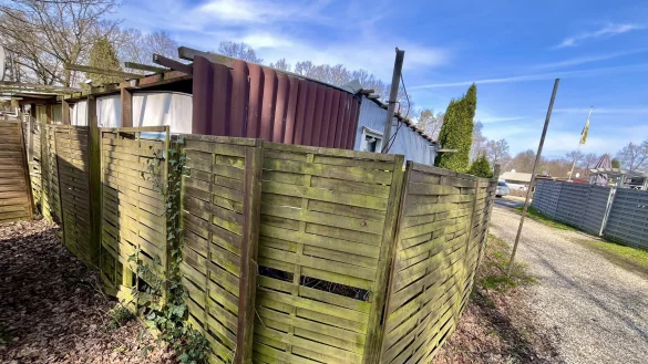 Die Wohnwagen sind auf dem Boker Campingplatz vielerorts mit Holzkonstruktionen umbaut. Das ist nicht erlaubt. - &copy; Jens Reddeker