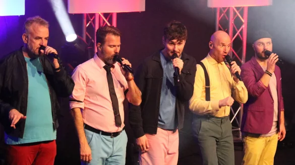 Die Gruppe "Alte Bekannte" gibt bei ihrem Auftritt in der Detmolder Stadthalle alles. - &copy; Alexandra Schaller