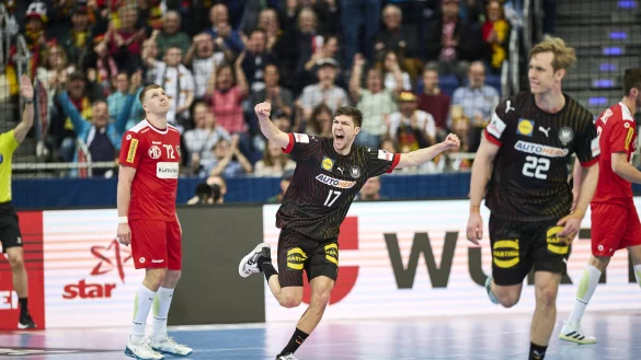 Lukas Zerbe jubelt, Lukas Hutecek schaut bedr&ouml;ppelt nach einem Gegentreffer. - &copy; Matthias Wieking