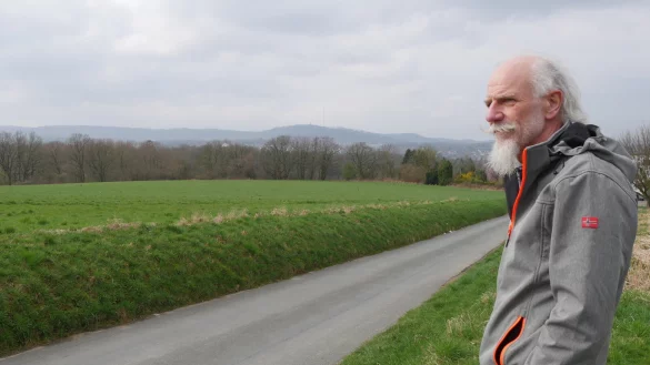 Derzeit ist R&uuml;diger Krentz krank geschrieben. Regelm&auml;&szlig;ige Spazierg&auml;nge helfen ihm. - &copy; Jost Wolf