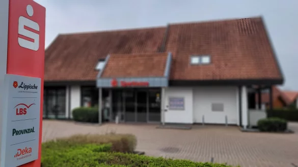 Die Sparkasse am Detmolder Weg in Lemgo soll 2025 aufgegeben werden, ebenso wie die Filiale im benachbarten Brake. Als Ersatz soll auf dem Innovation Campus ein Neubau an der Phoenix-Contact-Arena entstehen. - &copy; Katrin Kantelberg