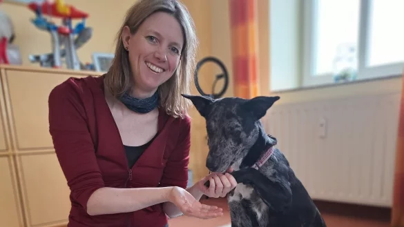 Logop&auml;din Stefanie Beckmeier und ihr Therapiehund, die Mischlingsh&uuml;ndin "Indi". - &copy; Carolin Brokmann-F&ouml;rster
