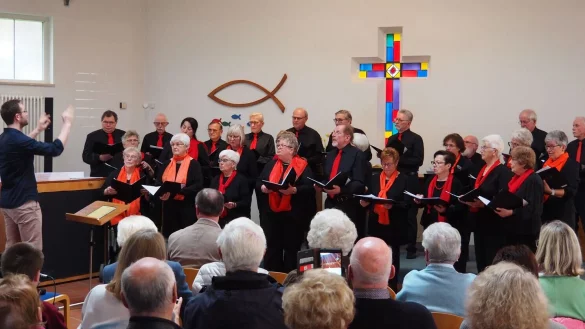 Die S&auml;nger und S&auml;ngerinnen erhalten beim Konzert viel Beifall. - &copy; Gemischter Chor Leopoldstal