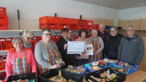Spenden&uuml;bergabe beim "Tisch in Schieder-Schwalenberg) mit Ingrid von der Heyde (von links), Annegret Null, Ute Spielmann, Regina Zelms, Manuela Axmann, Susanne Koch, Rita Beckmeier, Gerhard Bartelsmeier, Andreas Wellmann und Mohammad Gul, - &copy; Michaela Wei&szlig;e