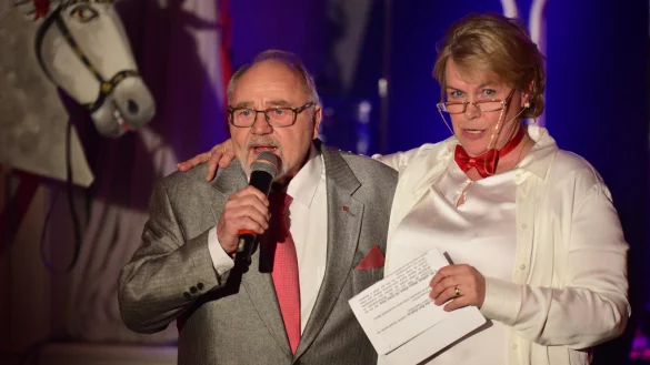Der ehemalige Vorsitzende Hans-Dieter Buckoh und Moderatorin Peggy Sommerkamp - &copy; Nicole Ellerbrake