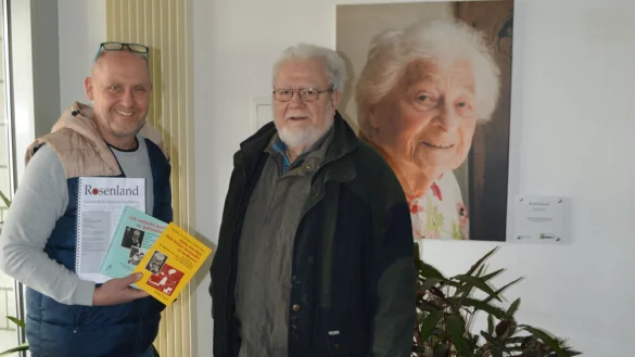Lehrer Michael Heitk&auml;mper (links) erh&auml;lt vom ehemaligen Sch&uuml;ler des EKG, Helmut Frische, die beiden historischen B&uuml;cher &uuml;ber den Schulkonflikt mit dem Schulleiter Dr. Ernst Werner. - &copy; Karla-Raveh-Gesamtschule