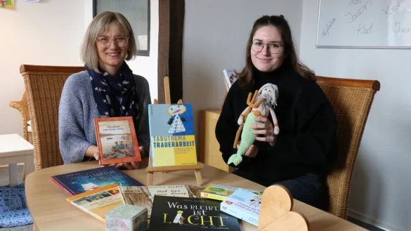 Magdalena Jarzembek (links) und Janna N&auml;cke leiten die neue Trauergruppe f&uuml;r Kinder im Verein "Courage" zusammen mit einer weiteren Kollegin. - &copy; Alexandra Schaller