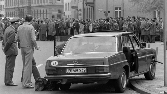 Polizeibeamte am Dienstwagen von Generalbundesanwalt Siegfried Buback GER nach dem t&ouml;dlichen Attentat der RAF in Karlsruhe. - &copy; imago images/Sven Simon