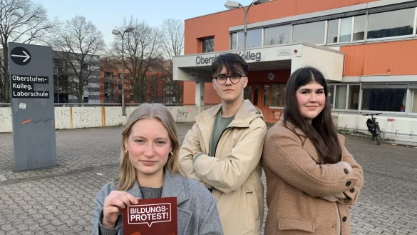 Romy Finke, Manuel Bisevac und Naghan Kheder (v. l.), Sch&uuml;lervertreter unterschiedlicher Bielefelder Schulen, rufen zum Protest auf. - &copy; Ivonne Michel