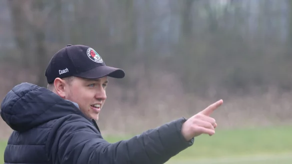 Henri Ellerbrok ist seit 2020 Trainer beim SV Wüsten. Aber bleibt er über das Saisonende hinaus? - © Sebastian Lucas