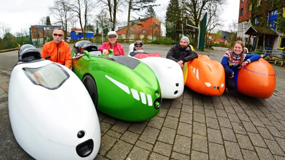 Fritz Horsthemke (von links), Brigitte Stammschr&ouml;er, Stefan Hegger sowie Julian und Sylvia Heuking mit ihren Lieger&auml;dern. - &copy; Nicole Ellerbrake