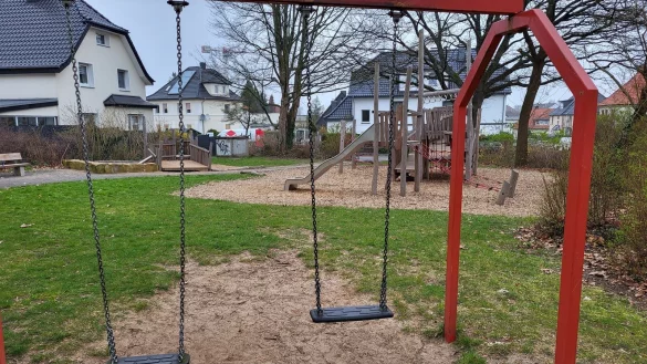 Der Spielplatz am Kiliansweg ist vor einigen Jahren modernisiert worden. Spielger&auml;te aus Holz wurden installiert. Doch bei der Schaukel war schluss. - &copy; Freya K&ouml;hring
