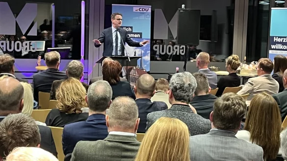 CDU-Generalsekret&auml;r Carsten Linnemann l&auml;sst auf Einladung der Lemgoer Christdemokraten deutliche Worte in den R&auml;umlichkeiten der M-Group folgen. - &copy; Till Brand