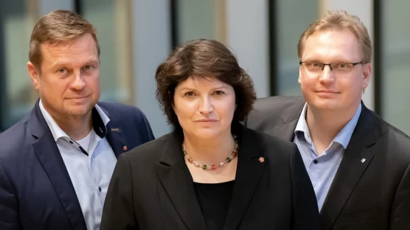 Den lippischen Landtagsabgeordneten (von links) Alexander Baer, Ellen Stock und Dennis Maelzer geht die beschlossene Abschaffung der Stra&szlig;enbaubeitr&auml;ge in ihrer Form nicht weit genug. - &copy; Wahlkreisb&uuml;ro SPD
