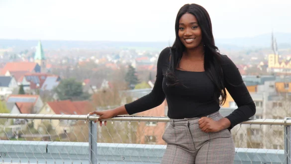 Die Lemgoerin Lydwine Nitidem (21) ist Teilnehmerin bei der 19. Staffel von "Germanys Next Topmodel". Auf dem Balkon des Innovation Spin pr&auml;sentiert sie sich vor der Lemgoer Skyline. - &copy; Till Brand