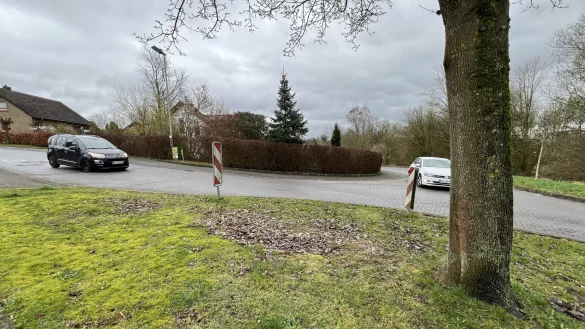 An der Ecke Reinickendorfer und Charlottenburger Stra&szlig;e soll der ebenerdige Fu&szlig;g&auml;nger&uuml;berweg durch Hindernisse von der Fahrbahn abgegrenzt werden. - &copy; Seda Hagemann