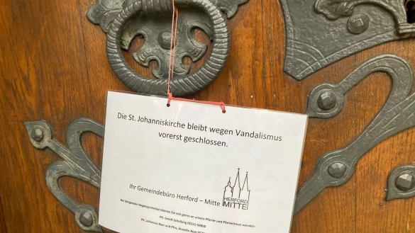 Das Schild an der T&uuml;r des Gotteshauses am Neuen Markt, das Besucher &uuml;ber die Schlie&szlig;ung informiert - &copy; Jobst L&uuml;deking