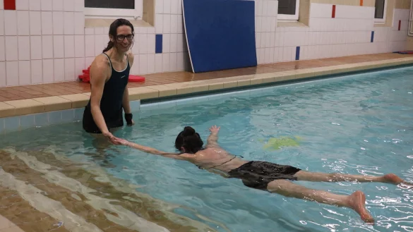 Inga Queseleit &uuml;bt mit den Teilnehmerinnen ihres Frauenschwimmkurses im Lehrschwimmbecken an der Grundschule Diestelbruch erste Bewegungen im Wasser, um die Angst vor dem Element zu verlieren. - &copy; Alexandra Schaller