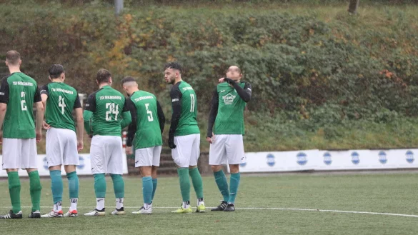 Zum Wegschauen: Fu&szlig;ball-Landesligist TSV Oelringhausen schenkt in der Nachspielzeit die Punkte her. - &copy; Oliver K&ouml;nig