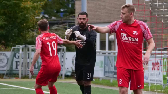 Die drei Augustdorfer Jonas Hübner (von links), Sefik Kartal und Louis Tick müssen noch mächtig ranticken, um die Bezirksligazugehörigkeit zu halten. - © Jörg Hagemann