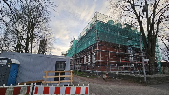 Einger&uuml;stet ist die Schule am Sedanplatz schon l&auml;nger, innen wird im Obergeschoss entkernt. Die Gauben sollen durch gro&szlig;e Fenster ersetzt werden. - &copy; Astrid Sewing
