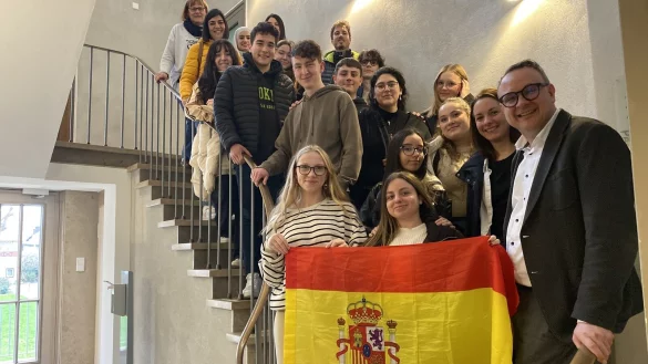 Vom B&uuml;rgermeister (vorne rechts) und dem L&uuml;ttfeld-Berufskolleg herzlich begr&uuml;&szlig;t: Sch&uuml;lerinnen und Sch&uuml;lern des Colegio San Valero aus Zaragoza (Spanien) haben eine spannende Woche in Lemgo erlebt. - &copy; Josephine Leweling