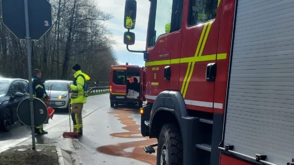 Mitglieder der Feuerwehr Lage streuen die &Ouml;lspur an der H&uuml;ntruper Stra&szlig;e/Ecke Pivitsheider Stra&szlig;e ab. - &copy; Freiwillige Feuerwehr Lage