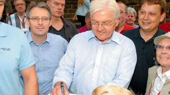 Im August 2009 wanderte der damalige Au&szlig;enminister und SPD-Kanzlerkandidat Frank-Walter Steinmeier gemeinsam mit seinem Freund Achim Post im Wiehengebirge - und schrieb dabei flei&szlig;ig Autogramme. - &copy; Archiv Joern Spreen-Ledebur