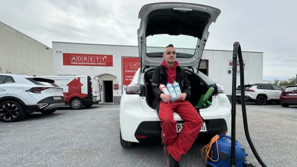 Kai Stelzer ist voraussichtlich im Mai mit seiner Ausbildung zum Geb&auml;udereiniger fertig. Danach will er seinen Meister machen. - &copy; Sven Kienscherf