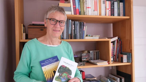 Gudrun Wiebke mit ihren B&uuml;chern - und nat&uuml;rlich arbeitet die Autorin bereits an neuen Texten. - &copy; Sven Koch