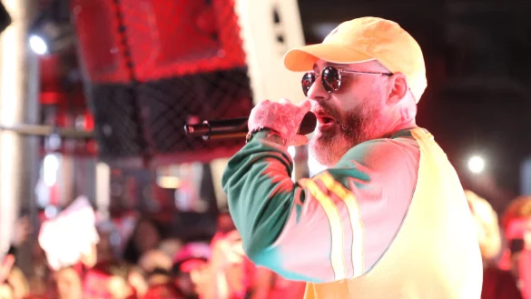 Rund 1300 G&auml;ste feierten Sido im Herforder "Go-Parc". Zusammen mit DJ Desue begeisterte er sein Publikum, nahm es auf eine Zeitreise durch sein k&uuml;nstlerisches Schaffen mit. - &copy; Claus Frickemeier