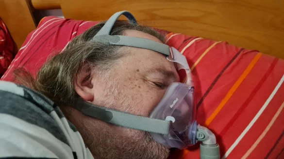 Unförmig und zunächst mal unbequem: Eine Apnoe-Maske kann trotzdem zu besserem Schlaf führen und die Lebensqualität erheblich verbessern. - © Marianne Schwarzer