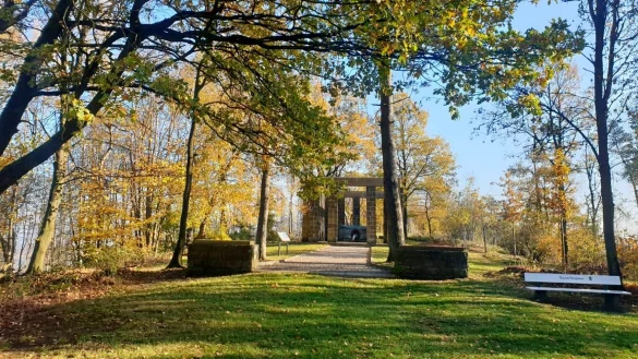 Das Denkmal auf dem T&ouml;nsberg ist zur Zeit der Errichtung als ein Ehrenmal f&uuml;r die Gefallenen Soldaten des Ersten Weltkriegs konzipiert worden. Dem heutigen Zeitgeist entsprechend soll es eher als ein Mahnmal gegen den Krieg verstanden werden. Foto: Stadt Oerlinghausen - &copy; Stadt Oerlinghausen