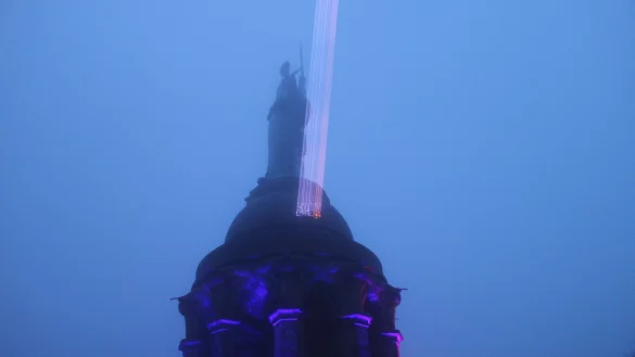 Veranstalter Uwe Acker und sein Team testen die Laser f&uuml;r "Der Hermann leuchtet". - &copy; ddd