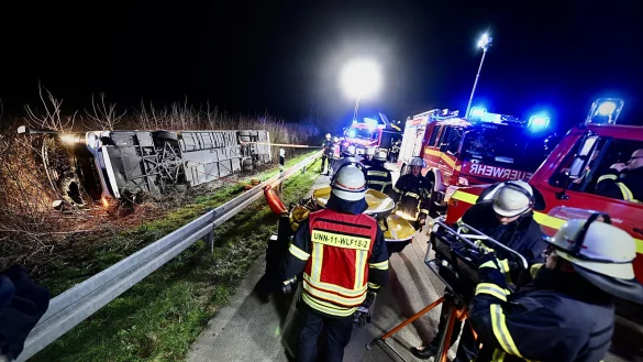 Bei einem Busungl&uuml;ck auf der Autobahn 44 in Nordrhein-Westfalen sind in der Nacht zu Freitag 22 Menschen verletzt worden. In dem Reisebus, der bei Werl aus noch ungekl&auml;rten Gr&uuml;nden von der Fahrbahn abkam und auf die Seite st&uuml;rzte, sa&szlig;en nach Angaben eines Polizeisprechers Sch&uuml;ler eines Berufskollegs aus Warburg. - &copy; dpa