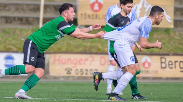 Trikot-Test: Das Nachsehen hat in dieser Szene der Oerlinghauser Ayberk-Hüseyin Arslan (grün), der den davoneilenden Lemgoer Ahmet Tümenci (weiß) nicht mit fairen Mitteln stoppen kann. - © EGON PENNER