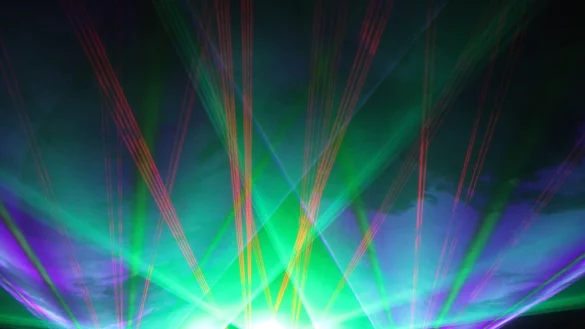 Die Laserstrahlen tanzen in hellen Farbt&ouml;nen &uuml;ber das Gel&auml;nde am Hermannsdenkmal. - &copy; Chiara Wibbeke