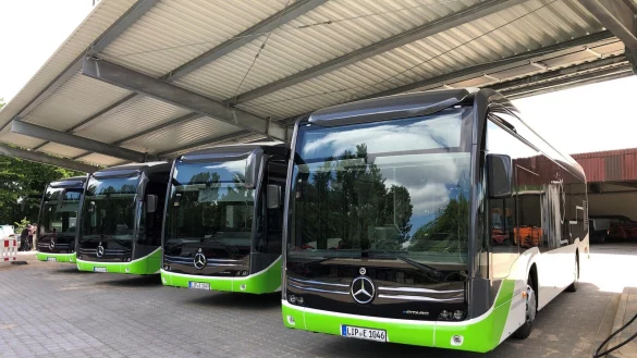 Elektrobetriebene Stadtbusse warten auf ihren Einsatz im Depot am Baubetriebshof in Holzhausen. Hier werden sie &uuml;ber Sonnenkollektoren auf dem Dach des Unterstands auch geladen. - &copy; Thomas Reineke